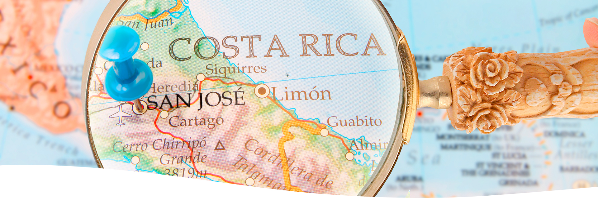 Lupa enfocando el mapa de Costa Rica