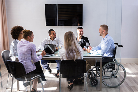 Hombre empresarial con discapacidad motora en una reunión de trabajo