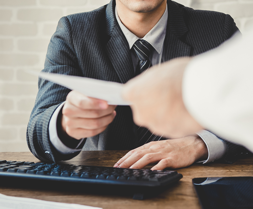 Ejecutivo recibiendo unos documentos en su oficina