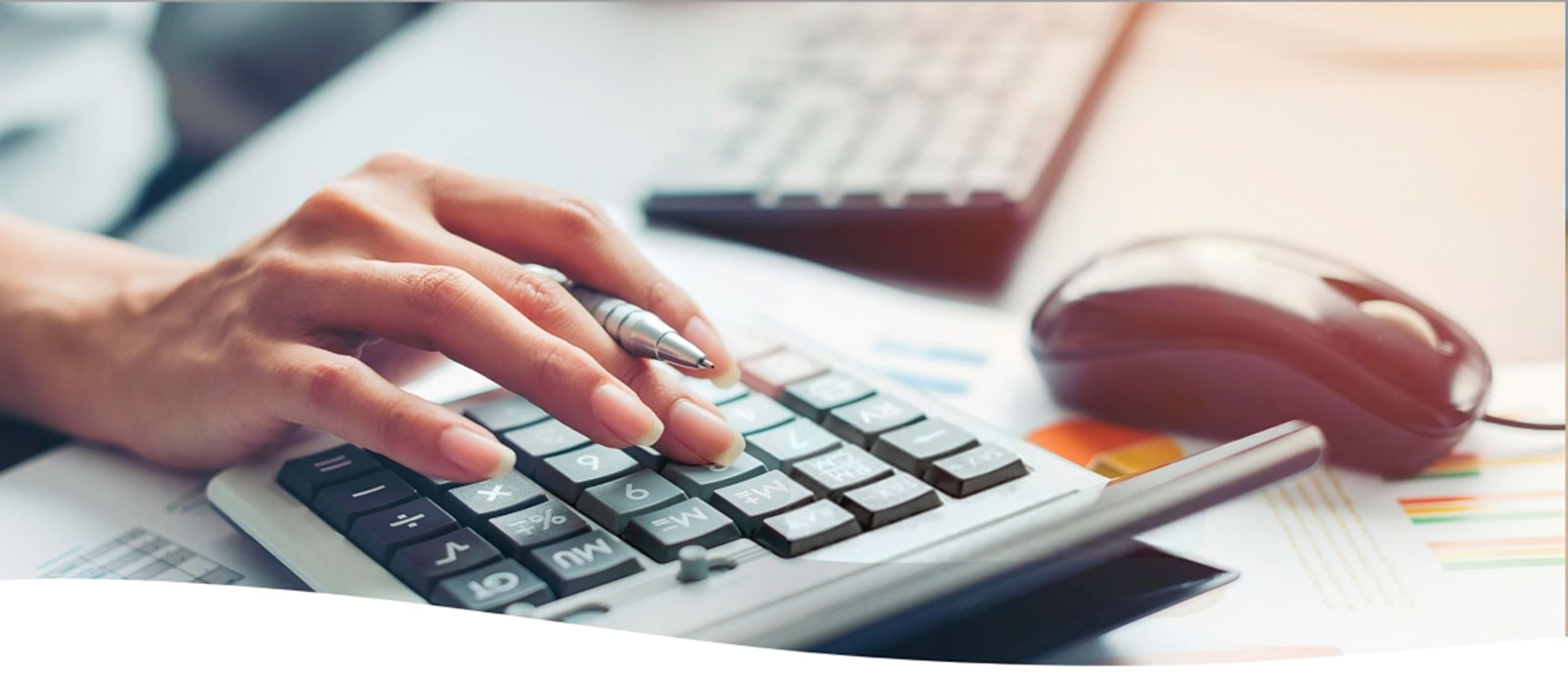 Mujer utilizando una calculadora - Gestion humana salarios