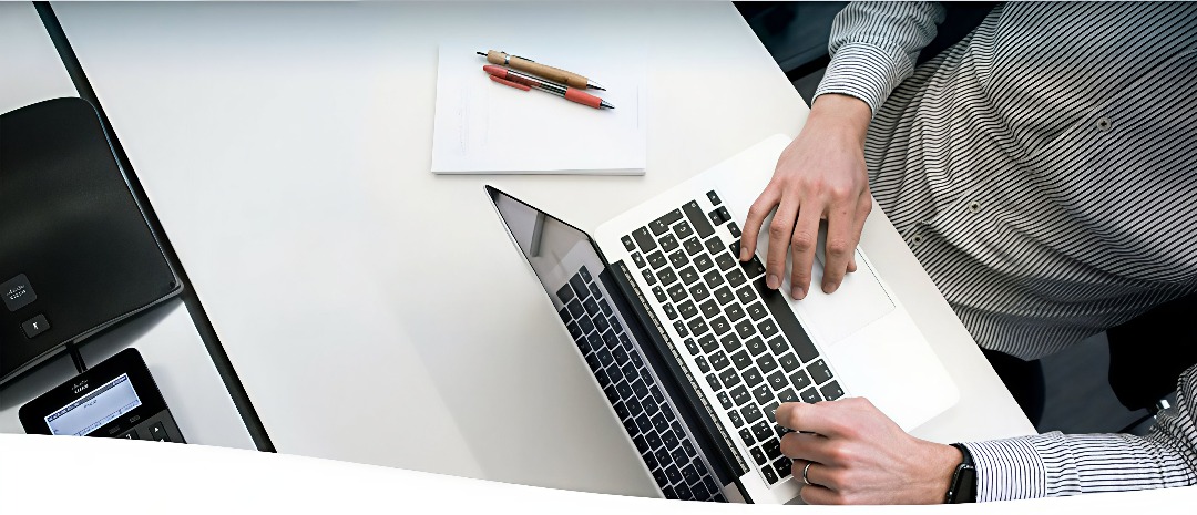 Oficinista utilizando una laptop - Gestion humana salarios